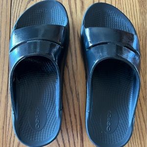Women’s OOahh Slide recovery sandal have been worn twice.